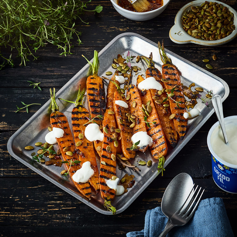 GRILLADE MORÖTTER – MED HOT HONEY OCH GRÄDDFIL