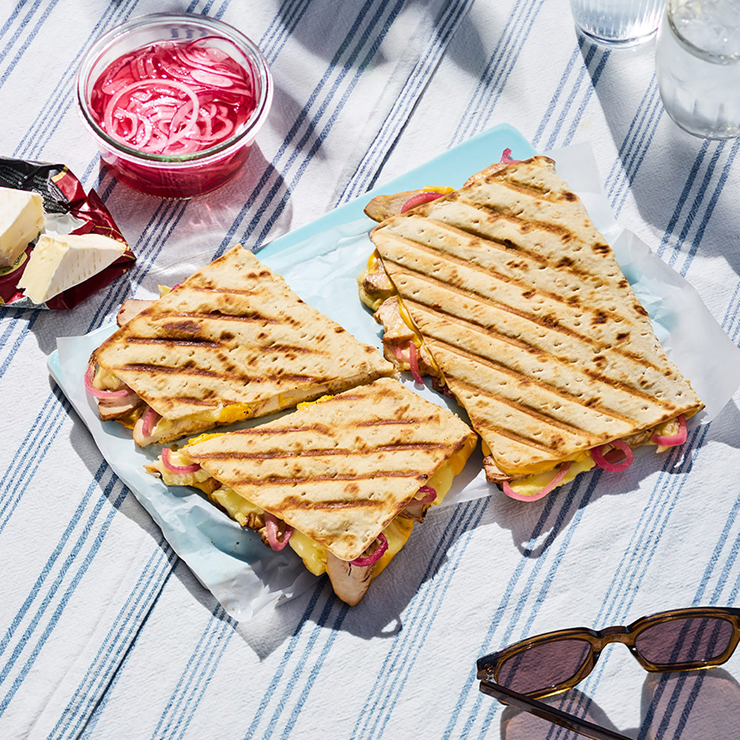 GRILLADE TUNNBRÖD – MED KYCKLING, CHEDDAR & BRIE